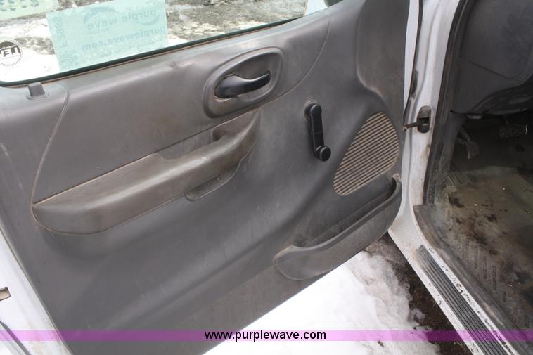 image for item F2955 2002 Ford F150 XL pickup truck