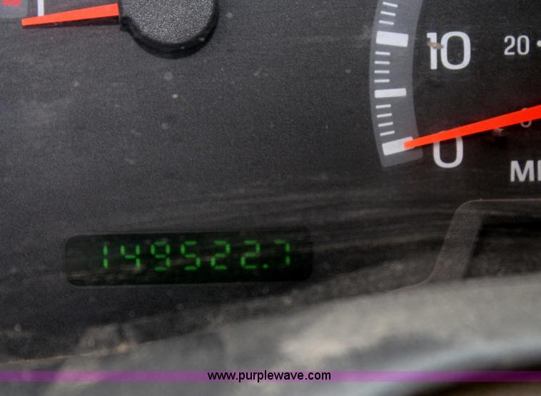 image for item F2955 2002 Ford F150 XL pickup truck