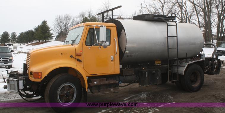 image for item F2956 1996 International 4900 oil distributor truck