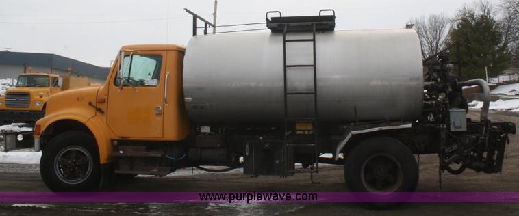 image for item F2956 1996 International 4900 oil distributor truck