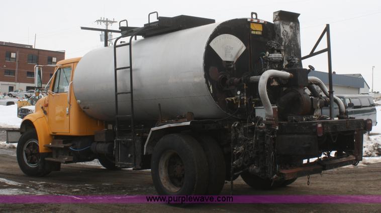 image for item F2956 1996 International 4900 oil distributor truck