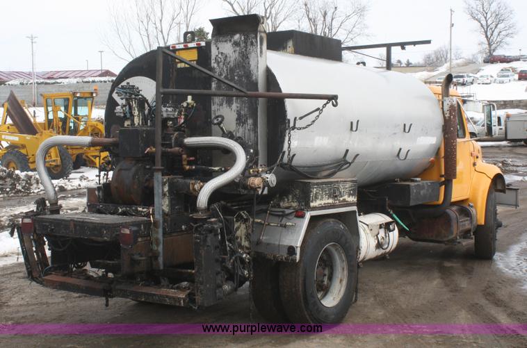 image for item F2956 1996 International 4900 oil distributor truck