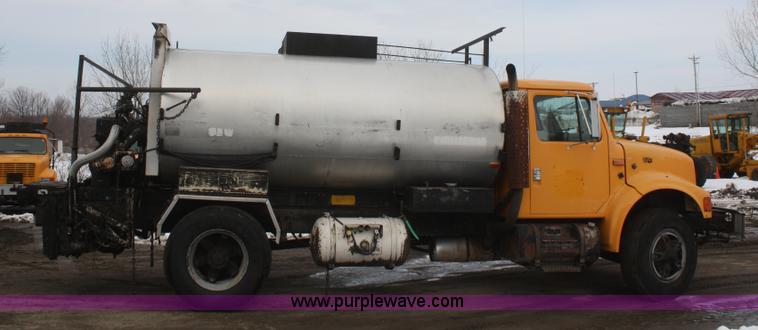 image for item F2956 1996 International 4900 oil distributor truck