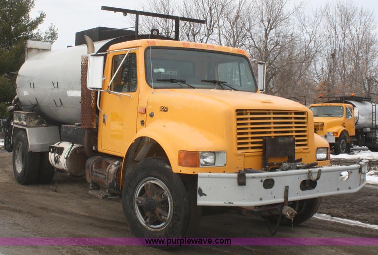 image for item F2956 1996 International 4900 oil distributor truck
