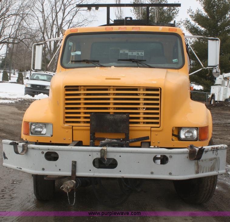 image for item F2956 1996 International 4900 oil distributor truck