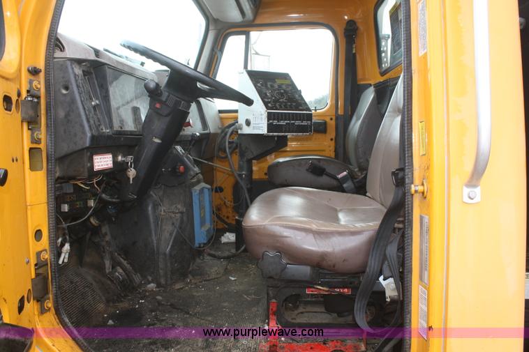 image for item F2956 1996 International 4900 oil distributor truck