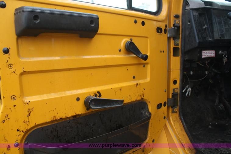 image for item F2956 1996 International 4900 oil distributor truck