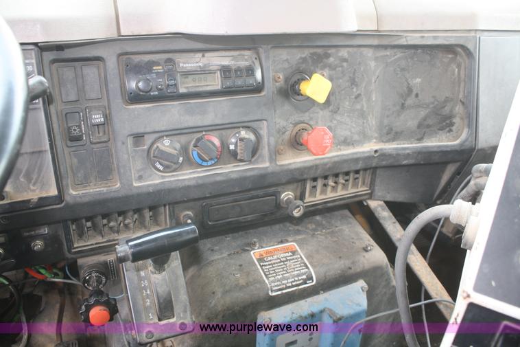 image for item F2956 1996 International 4900 oil distributor truck