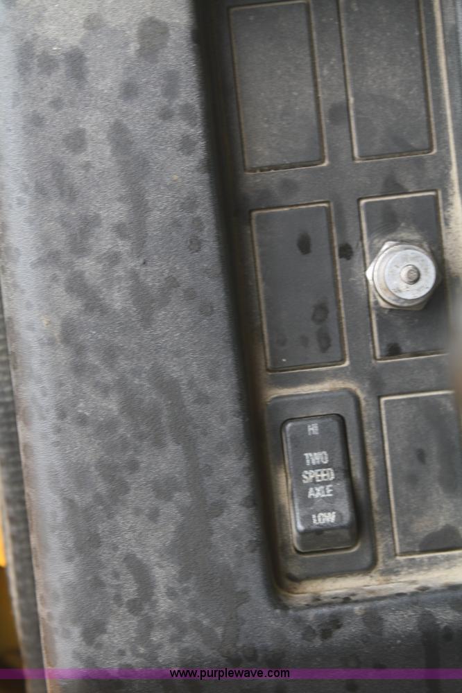 image for item F2956 1996 International 4900 oil distributor truck