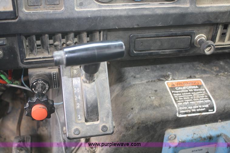 image for item F2956 1996 International 4900 oil distributor truck