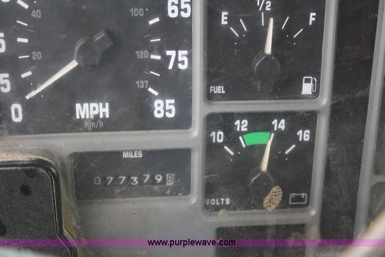 image for item F2956 1996 International 4900 oil distributor truck