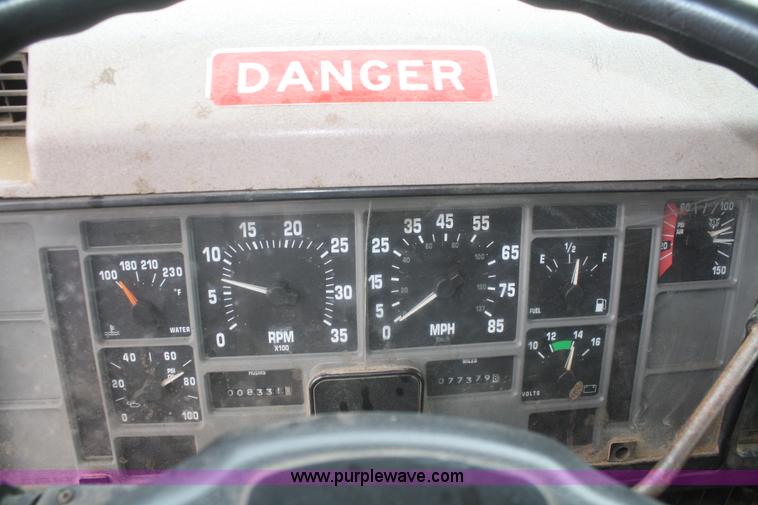 image for item F2956 1996 International 4900 oil distributor truck