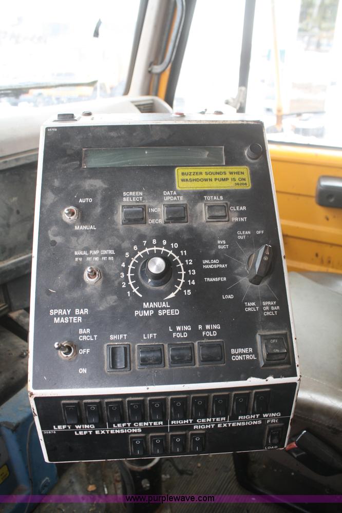 image for item F2956 1996 International 4900 oil distributor truck