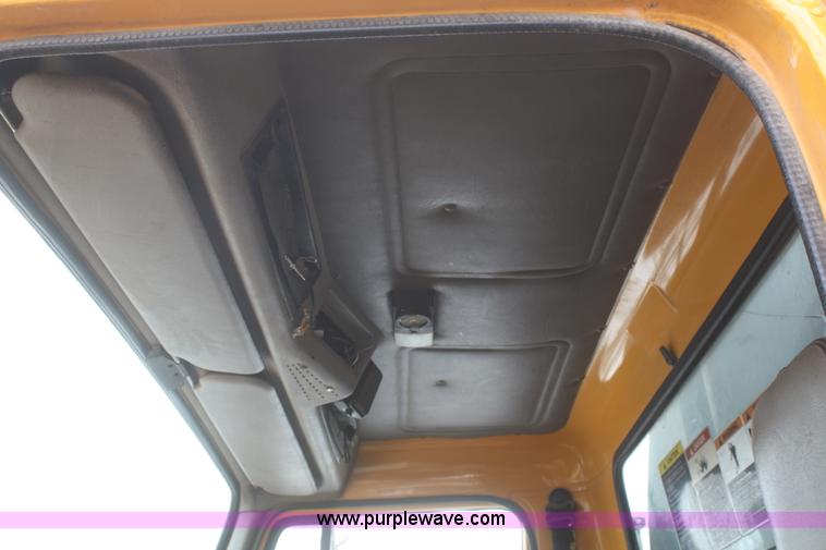 image for item F2956 1996 International 4900 oil distributor truck