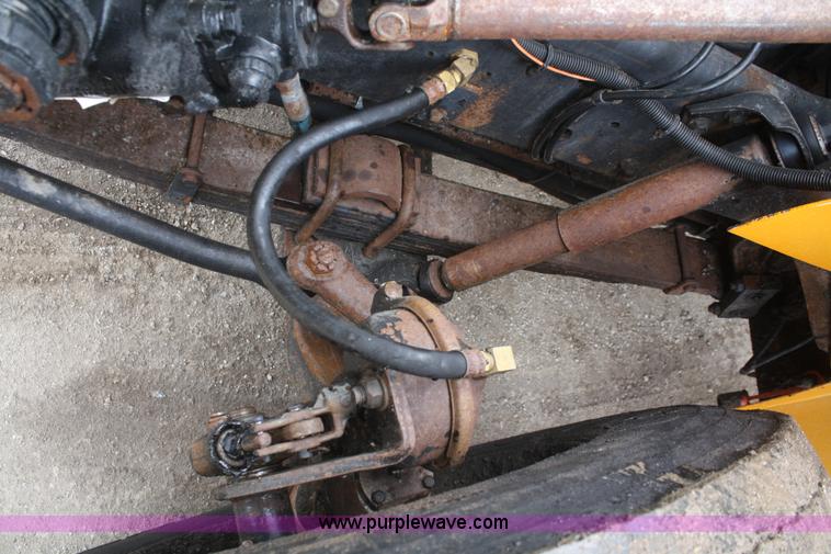 image for item F2956 1996 International 4900 oil distributor truck