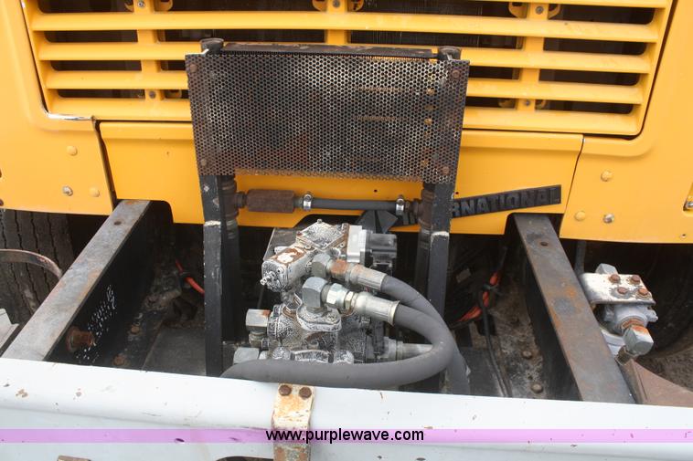 image for item F2956 1996 International 4900 oil distributor truck