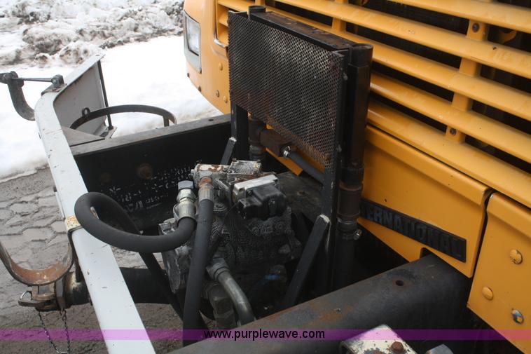 image for item F2956 1996 International 4900 oil distributor truck