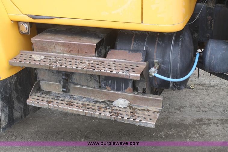 image for item F2956 1996 International 4900 oil distributor truck