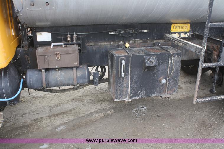 image for item F2956 1996 International 4900 oil distributor truck