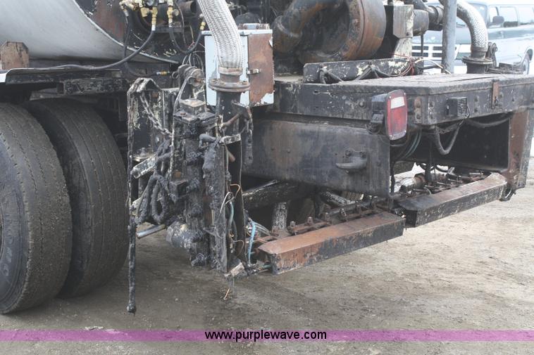 image for item F2956 1996 International 4900 oil distributor truck