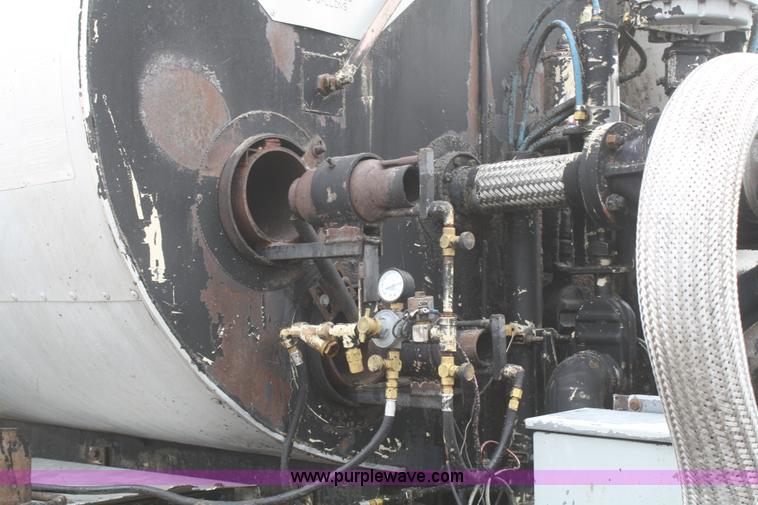 image for item F2956 1996 International 4900 oil distributor truck