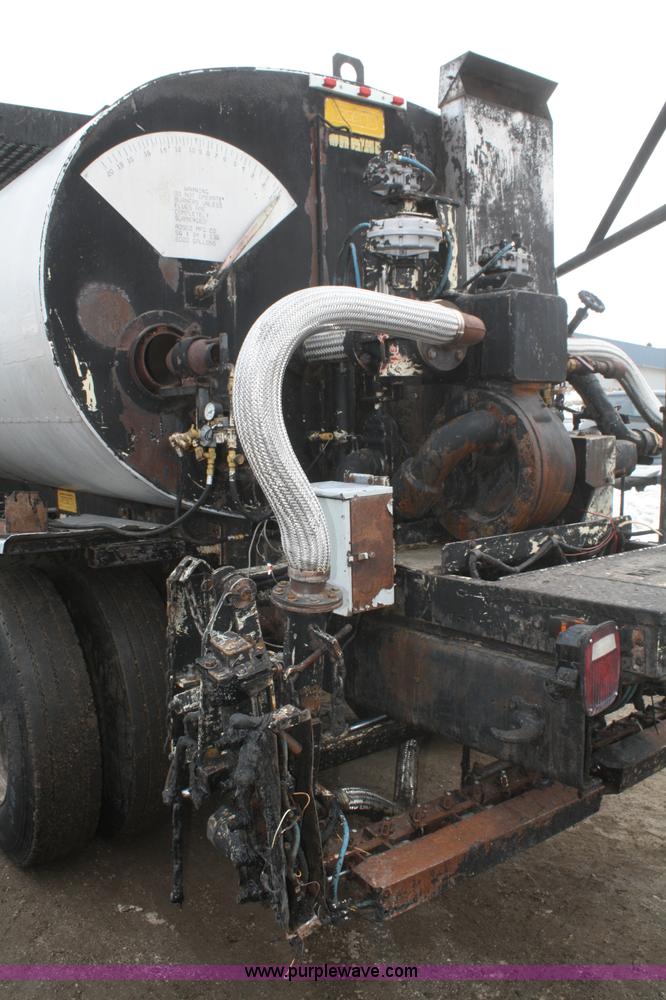 image for item F2956 1996 International 4900 oil distributor truck