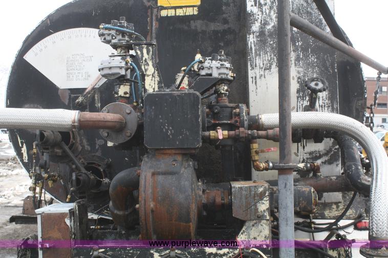 image for item F2956 1996 International 4900 oil distributor truck