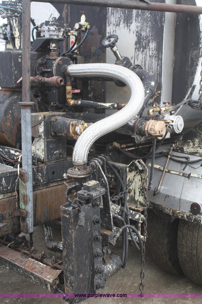 image for item F2956 1996 International 4900 oil distributor truck