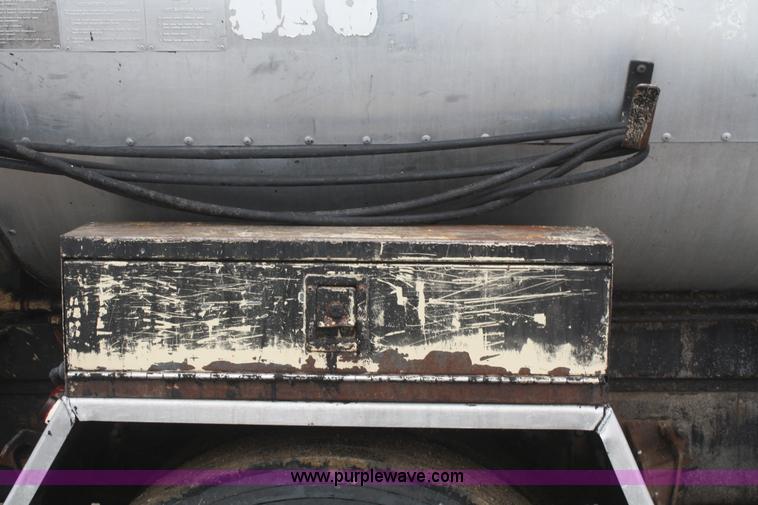 image for item F2956 1996 International 4900 oil distributor truck