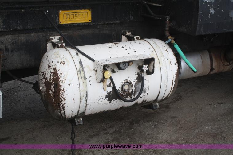 image for item F2956 1996 International 4900 oil distributor truck