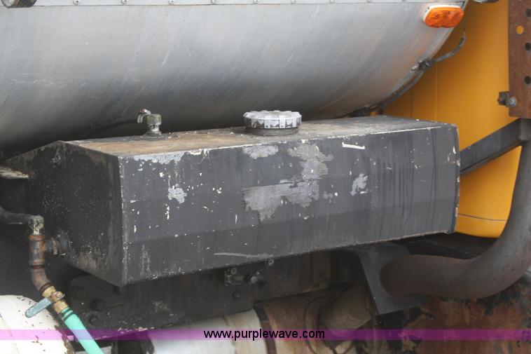 image for item F2956 1996 International 4900 oil distributor truck