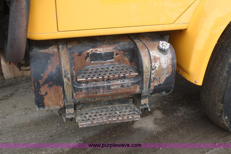 image for item F2956 1996 International 4900 oil distributor truck