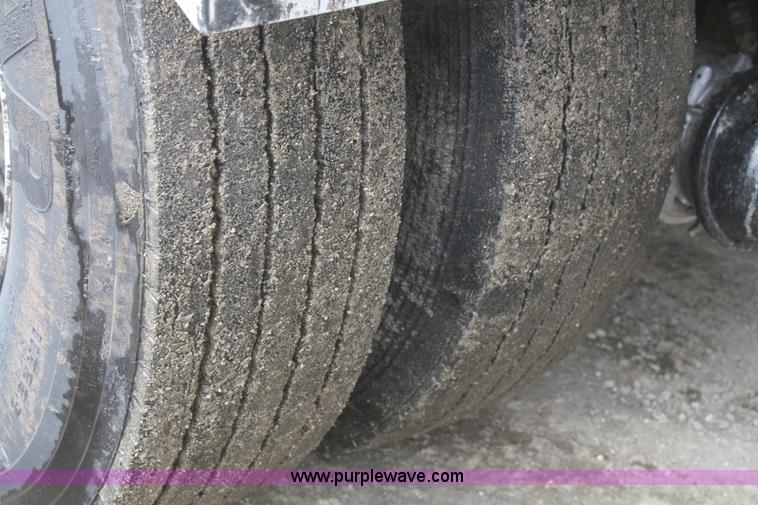 image for item F2956 1996 International 4900 oil distributor truck