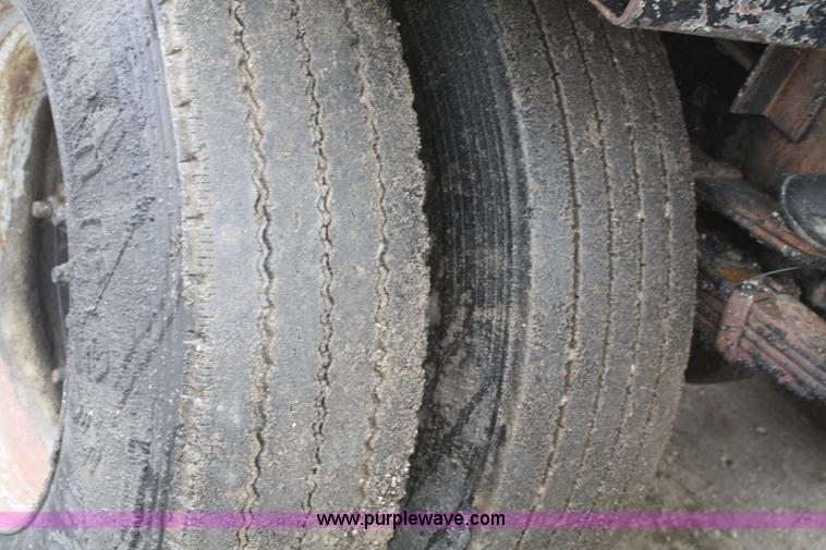 image for item F2956 1996 International 4900 oil distributor truck