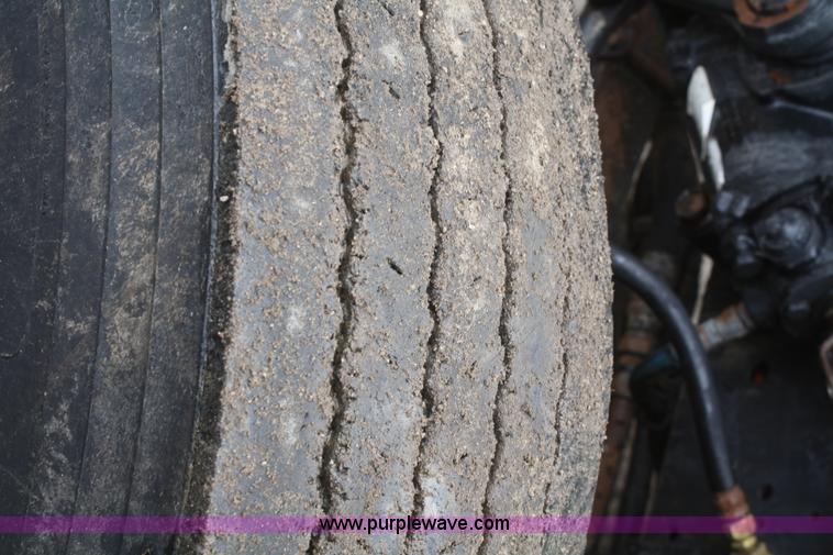 image for item F2956 1996 International 4900 oil distributor truck