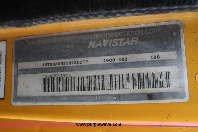 image for item F2956 1996 International 4900 oil distributor truck