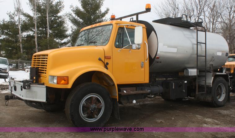 image for item F2957 1996 International 4900 oil distributor truck