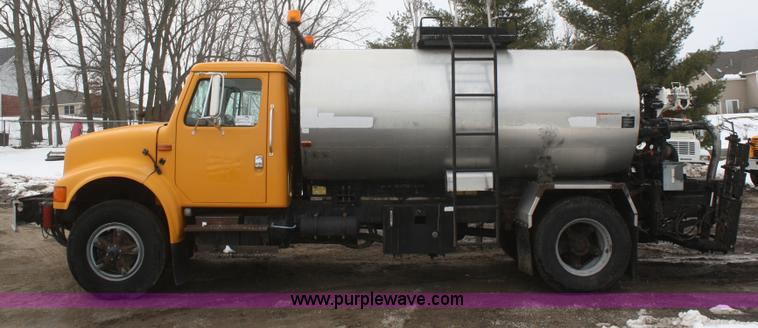 image for item F2957 1996 International 4900 oil distributor truck