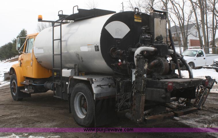 image for item F2957 1996 International 4900 oil distributor truck