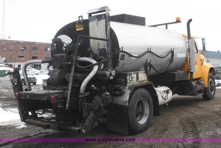 image for item F2957 1996 International 4900 oil distributor truck