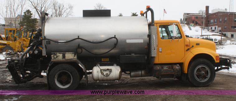 image for item F2957 1996 International 4900 oil distributor truck