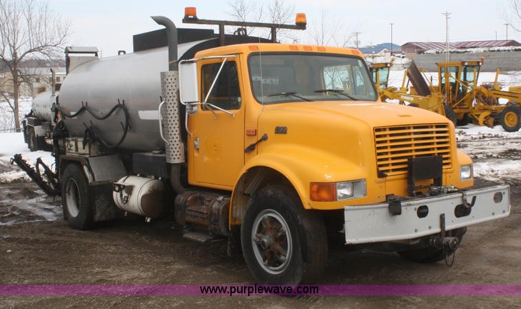 image for item F2957 1996 International 4900 oil distributor truck