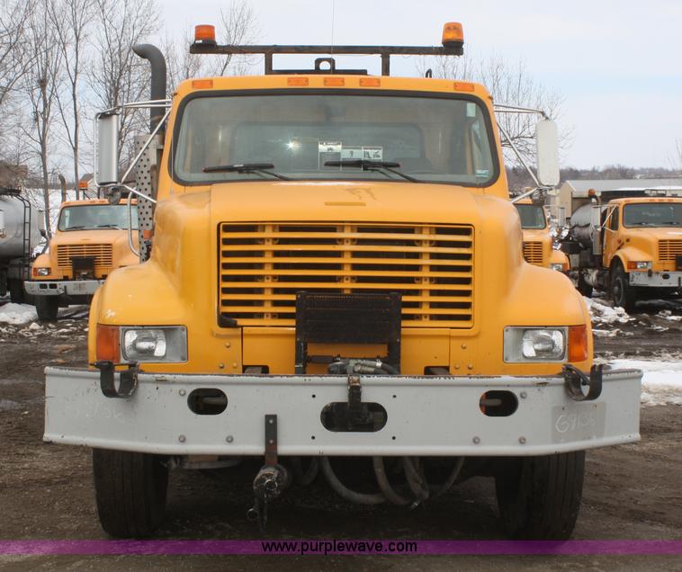 image for item F2957 1996 International 4900 oil distributor truck