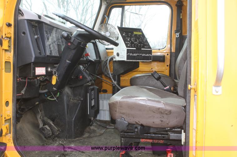 image for item F2957 1996 International 4900 oil distributor truck