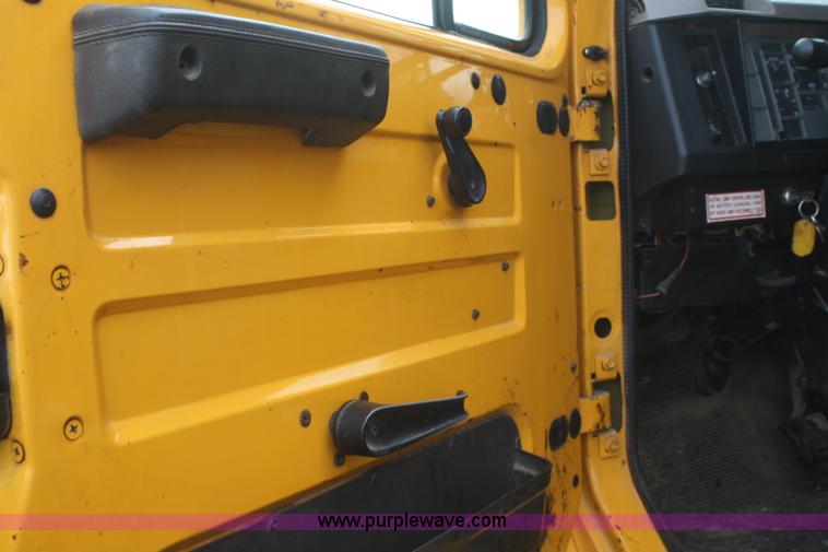 image for item F2957 1996 International 4900 oil distributor truck