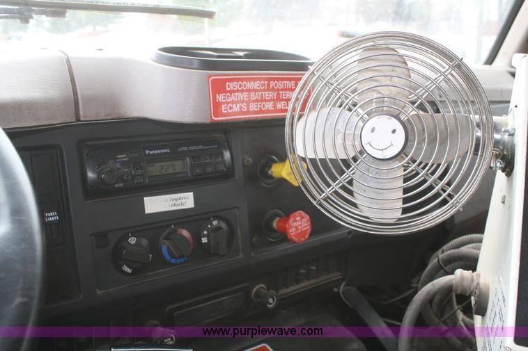 image for item F2957 1996 International 4900 oil distributor truck