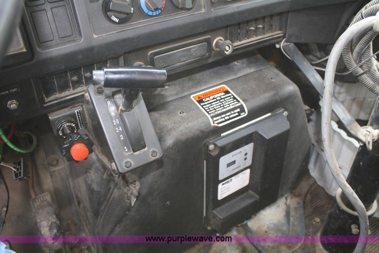 image for item F2957 1996 International 4900 oil distributor truck