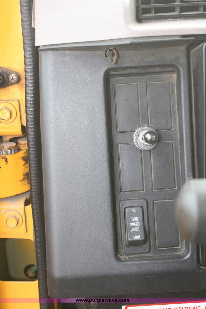 image for item F2957 1996 International 4900 oil distributor truck