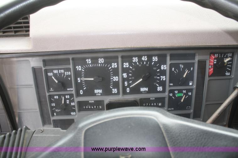 image for item F2957 1996 International 4900 oil distributor truck