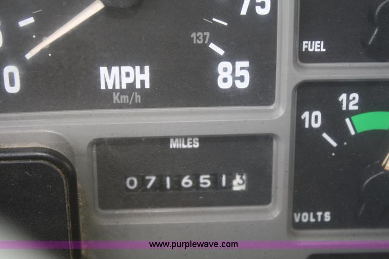 image for item F2957 1996 International 4900 oil distributor truck